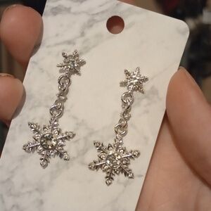 ♥️F 5/$20 Elegant Silver Snowflake Earrings